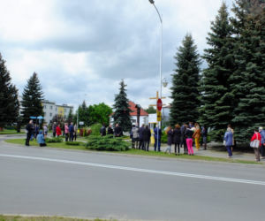 Karawaką walczą z koronawirusem. Mieszkańcy Wierzbicy pod Chełmem modlą się pod krzyżem morowym