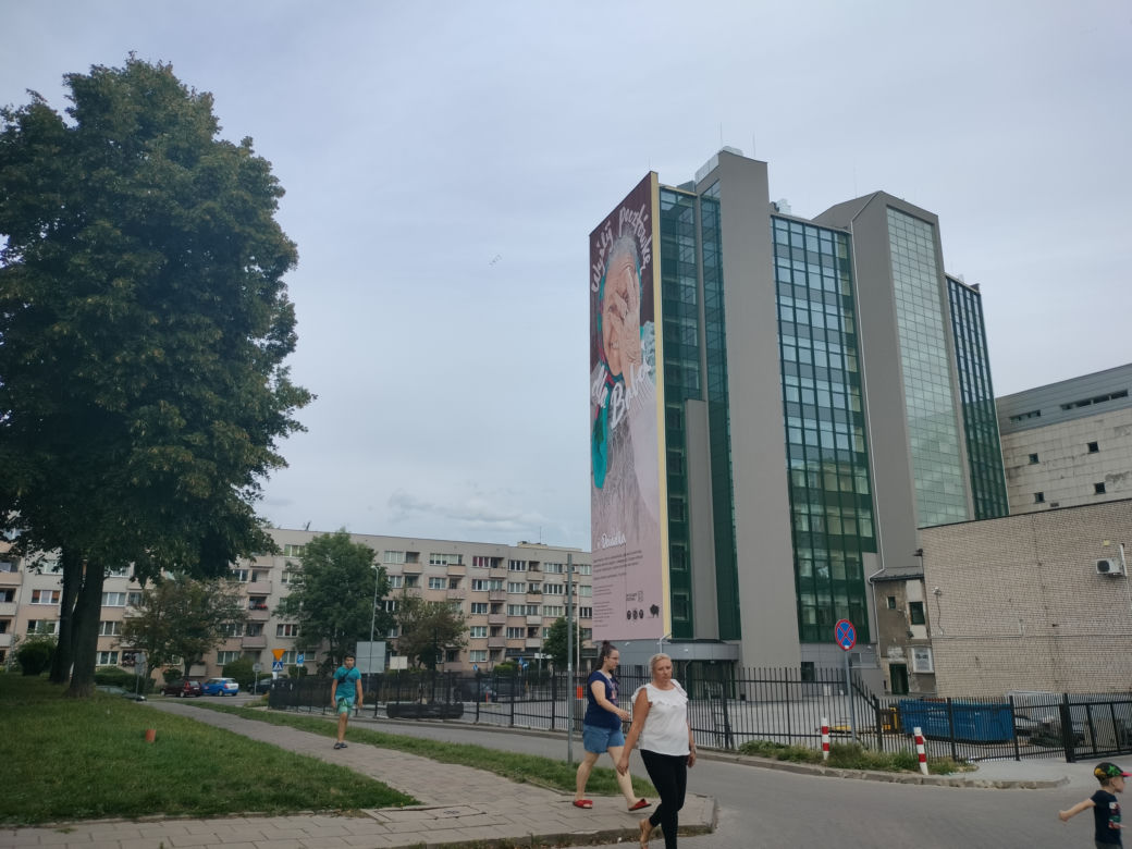 Legenda powróciła do Białegostoku. Słynny mural "Wyślij pocztówkę dla babci" oficjalnie odsłonięty