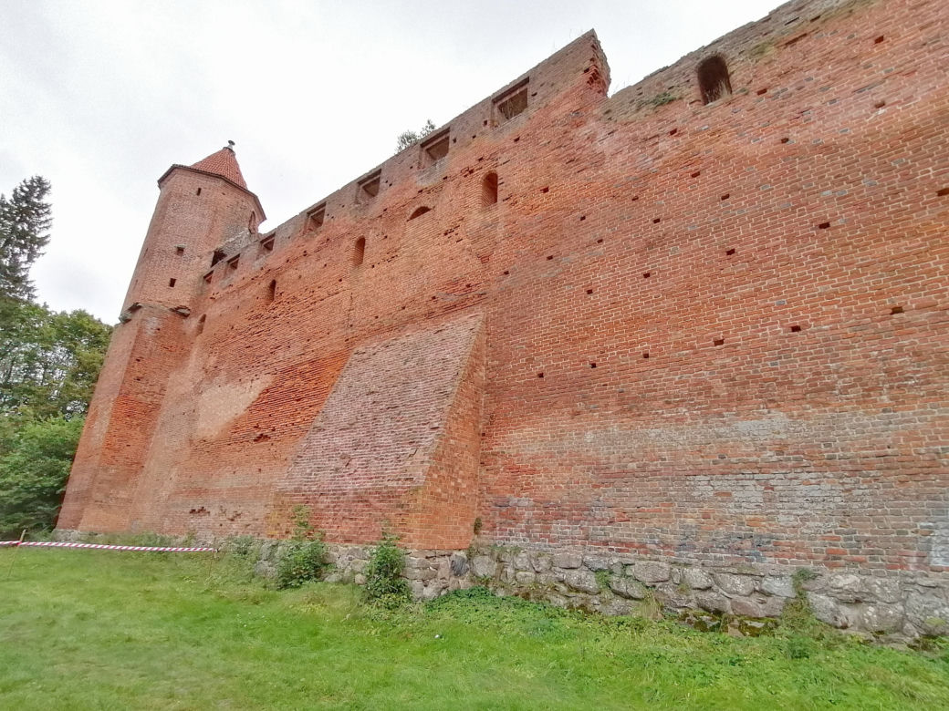 Pomarańczowi rowerzyści najechali zamek w Szymbarku