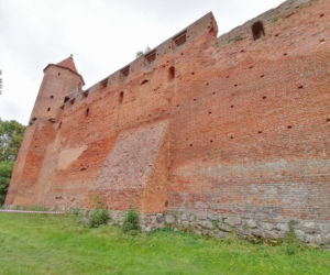 Pomarańczowi rowerzyści najechali zamek w Szymbarku