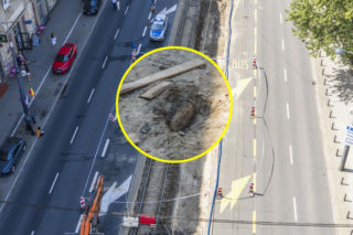 Niewybuch pod torowiskiem w Warszawie. Zaskakujące znalezisko podczas remontu