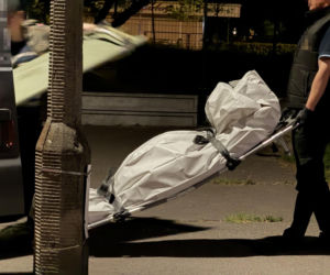 Szok na Żoliborzu! Mężczyzna runął z trzeciego piętra, w mieszkaniu drugie ciało