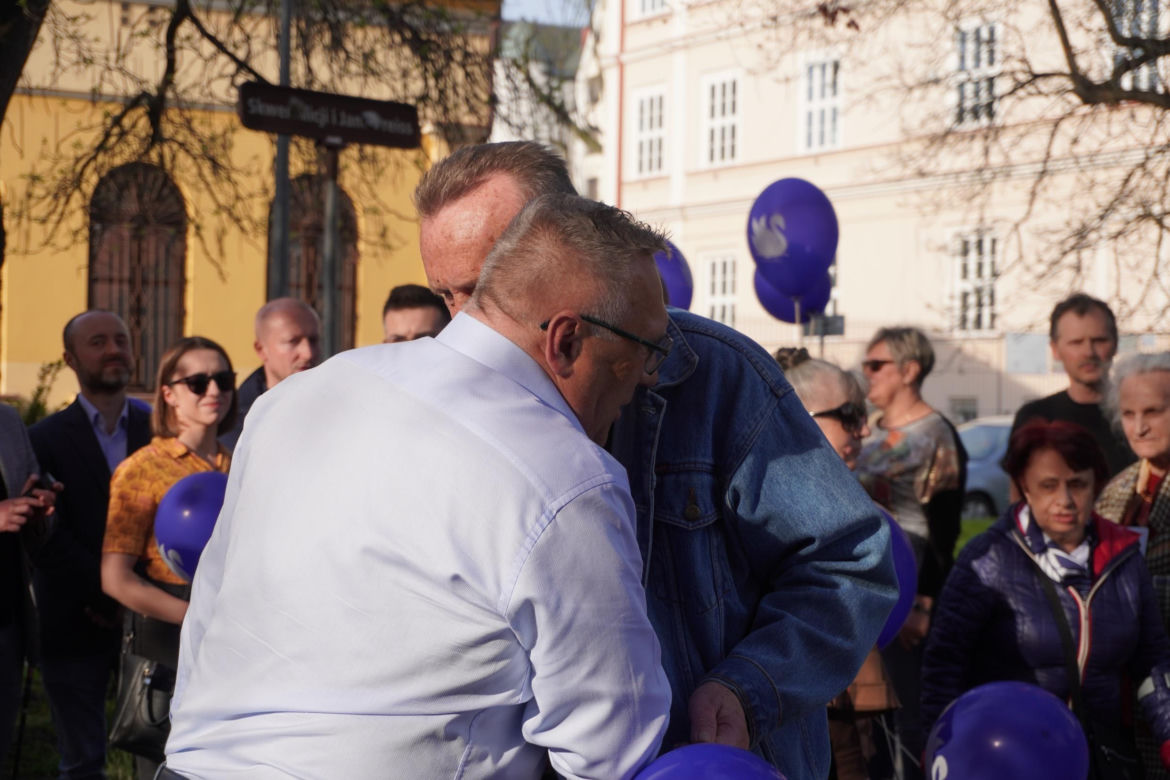 Henryk Łabędź spotkał się z mieszkańcami Tarnowa na skwerze Alicji i Jana Preiss