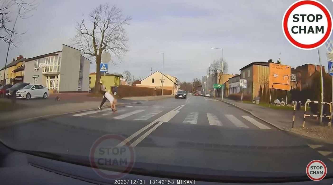 Szok. To co zrobił pieszy zaskoczyło kierowców. Na koniec były brawa.