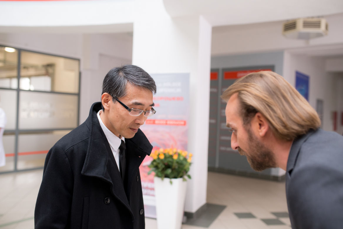 Lekarze 4 odcinek 5 Michał Karkoszka (Wojciech Mecwaldowski), profesor Euguchi (Fujito Nakamura)