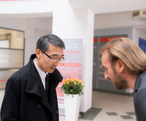 Lekarze 4 odcinek 5 Michał Karkoszka (Wojciech Mecwaldowski), profesor Euguchi (Fujito Nakamura)