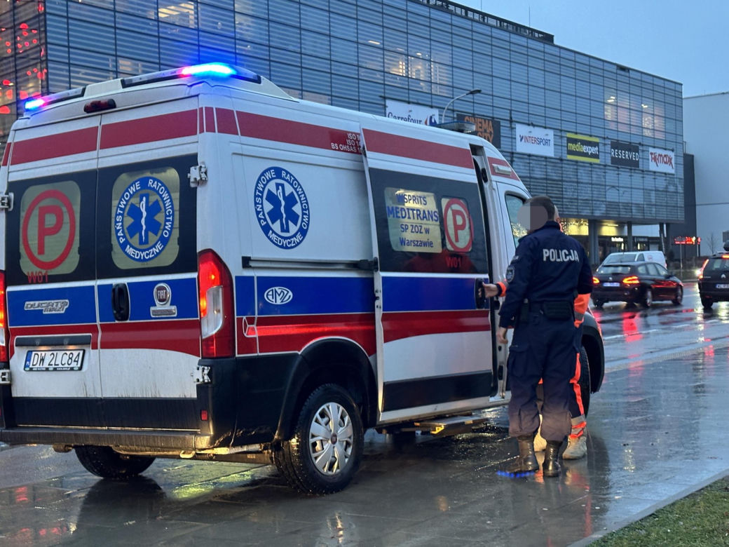 Dramatyczna interwencja w Warszawie. Policjant ranny w wypadku