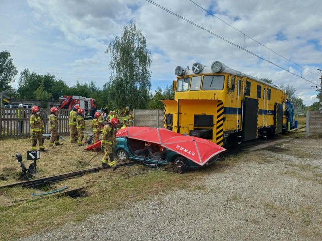 Drezyna uderzyła w samochód. Wielka akcja służb na przejeździe w Ostrowie [ZDJĘCIA]