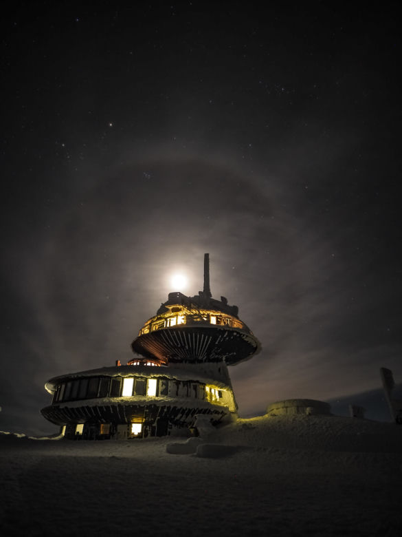 Niesamowite zjawisko tuż nad Śnieżką. Halo słoneczne rozświetliło noc! [ZDJĘCIA]
