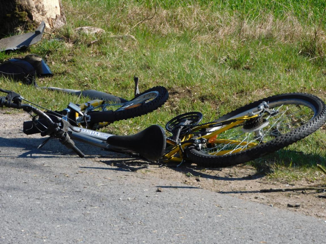  Jaktorów: 15-latek na rowerze wpadł pod samochód. Auto dachowało, są ranni
