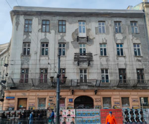 Zabytkowa kamienica straszy w centrum Warszawy. Wreszcie doczeka się remontu?