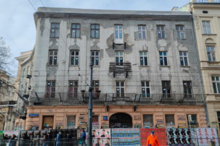 Zabytkowa kamienica straszy w centrum Warszawy. Wreszcie doczeka się remontu?