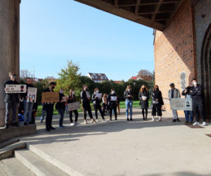Protest pod kościołem św. Antoniego w Lesznie