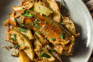 Biała kiełbasa pieczona z jabłkiem i majerankiem – soczysta klasyka na Wielkanoc