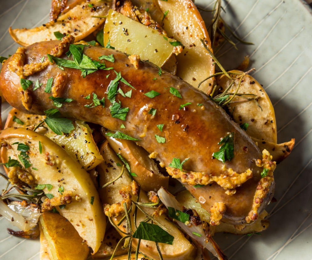 Biała kiełbasa pieczona z jabłkiem i majerankiem – soczysta klasyka na Wielkanoc