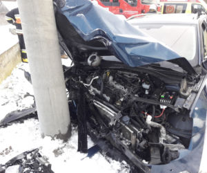 Zabrzeż. Skoda WBIŁA SIĘ w betonowy słup. Uwaga na śliskie drogi!