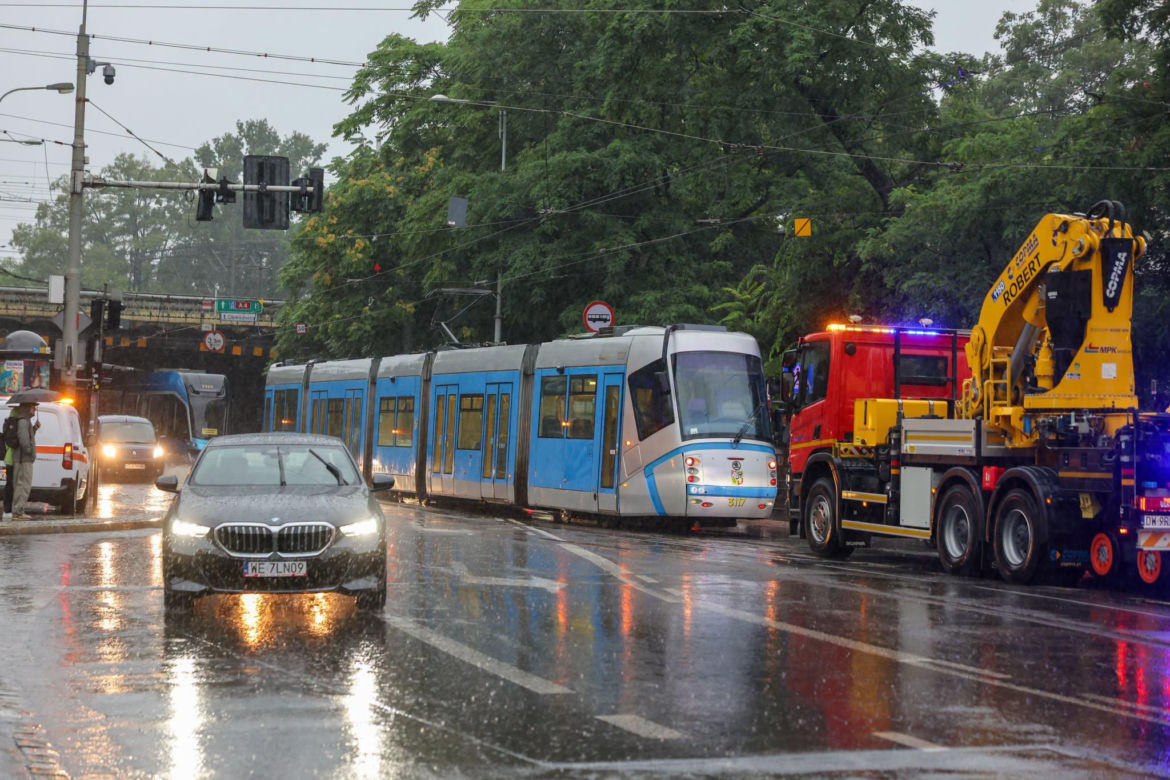 Wrocław pod wodą! Tramwaje stoją, ulice zamieniły się w rzeki