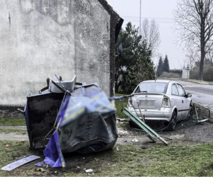 Pijany jak bela wjechał w budynek. Wkrótce usłyszy zarzuty!