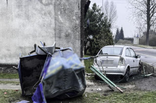 Pijany jak bela wjechał w budynek. Wkrótce usłyszy zarzuty!