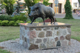 To jedno z najmniejszych miast w województwie łódzkim. Mieszka w nim mniej osób niż na wsiach