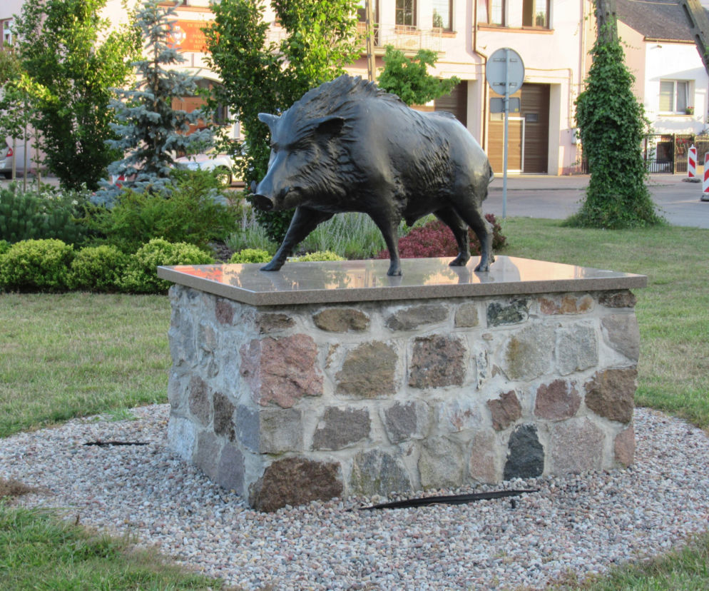 To jedno z najmniejszych miast w województwie łódzkim. Mieszka w nim mniej osób niż na wsiach