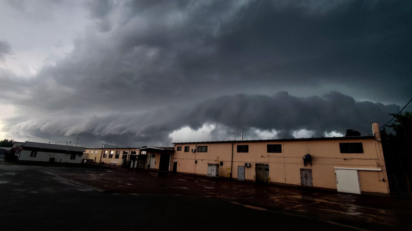Potężne burze nad Polską. Drzewa spadały na samochody, setki interwencji straży pożarnej 
