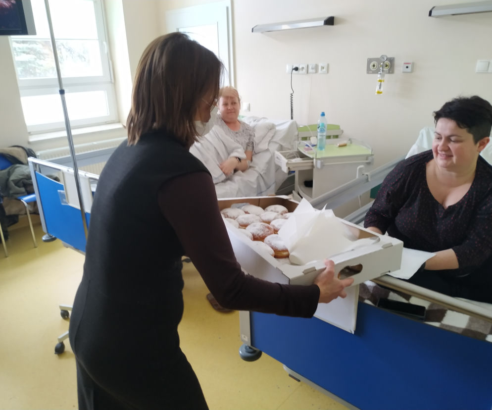 Tłusty czwartek w Szpitalu im. Żeromskiego. Pacjenci kilku oddziałów dostali pączki