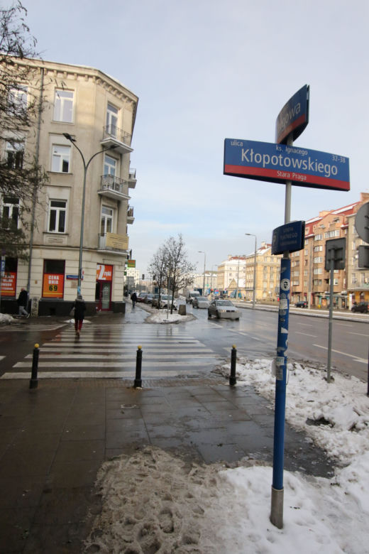 Tu zmarł 38-latek. Poślizgnął się na oblodzonym chodniku i uderzył głową o beton 