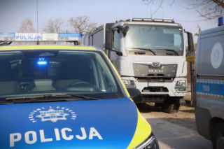 [AKTUALIZACJA] Potencjalnie niebezpieczne przedmioty, prawdpodobnie pochodzące z okresu wojny znalezione na posesji w Kozłowie - Na miejscu działały służby