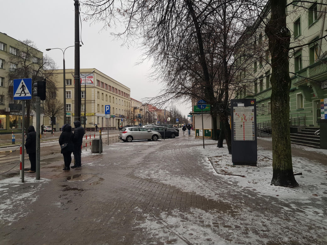 Gołoledź, marznące opady i oblodzone chodniki. Tak wyglądał poranek na drogach w Białymstoku