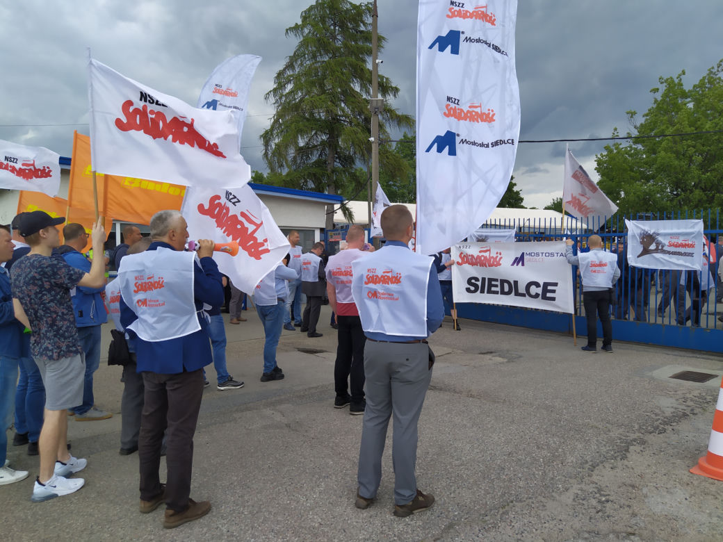 Trwa strajk generalny w Altrad Mostostal. Protestujących poparli związkowcy z Mostostalu Siedlce - zobacz zdjęcia!