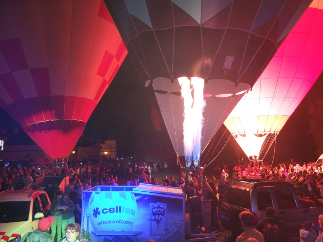 W dzień latały, nocą ziały ogniem. Nocny pokaz balonów w Nałęczowie 