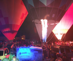 W dzień latały, nocą ziały ogniem. Nocny pokaz balonów w Nałęczowie 