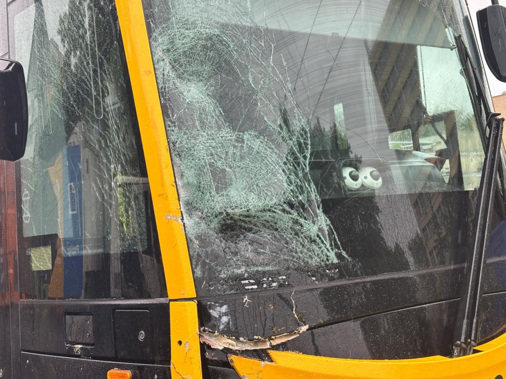 Dramatyczny wypadek w Warszawie. Młody kierowca śmieciarki wyleciał przez okno po zderzeniu z tramwajem