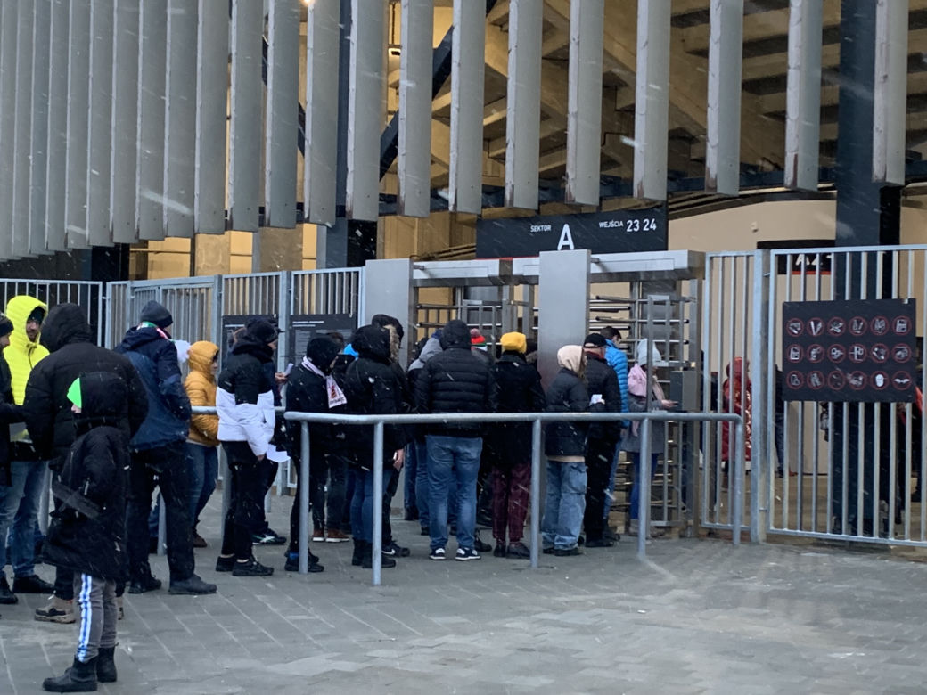 Mecz Zagłębia sparaliżował Sosnowiec.  Na ulicach wokół stadionu wytworzyły się ogromne korki, kibice nie mają gdzie parkować