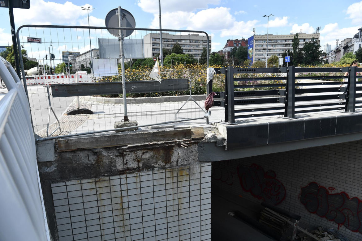 Wiemy kiedy ruszą windy na placu Na Rozdrożu. Na razie piesi muszą gramolić się po schodach