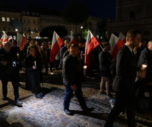 Marsz milczenia w Jarosławiu po ataku na księdza. Mieszkańcy w żałobie