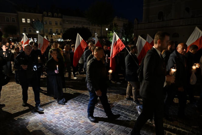 Marsz milczenia w Jarosławiu po ataku na księdza. Mieszkańcy w żałobie