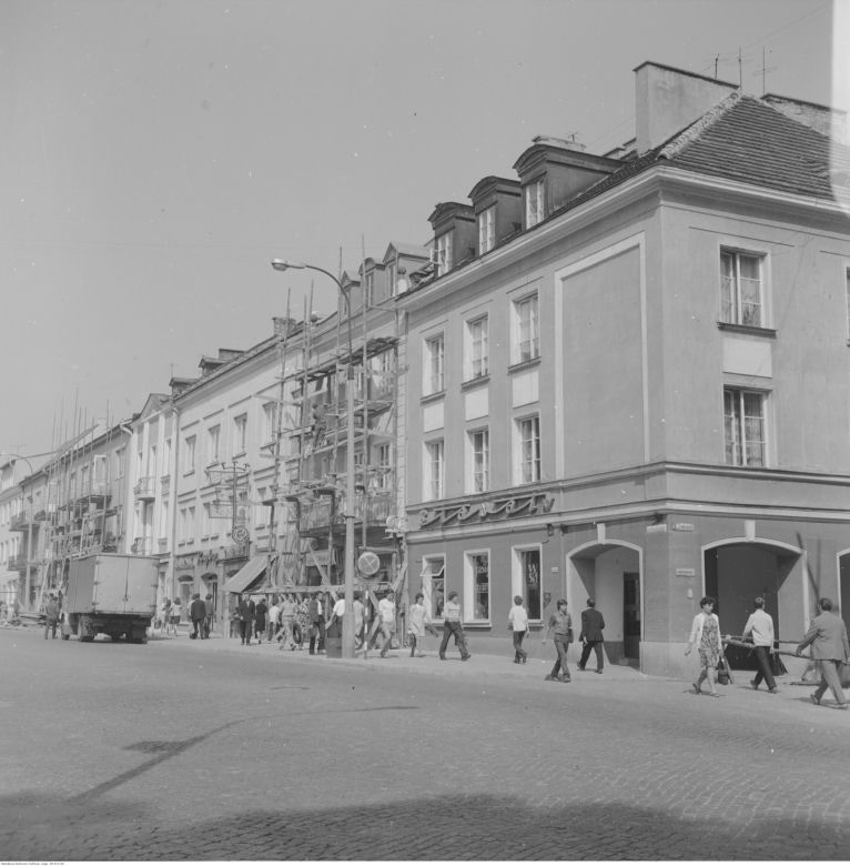 Wykonywanie nowych elewacji budynków przy ul. Lipowej. Rok: 1973