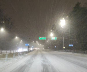 Śnieżyca w Śląskiem. Koszmarne warunki na drogach [ZDJĘCIA]
