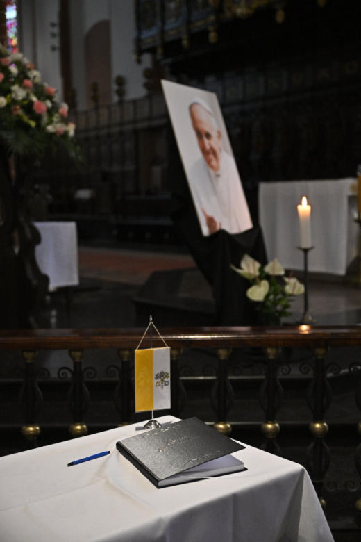 Warszawa żegna papieża Franciszka. Poruszające wpisy w Archikatedrze 