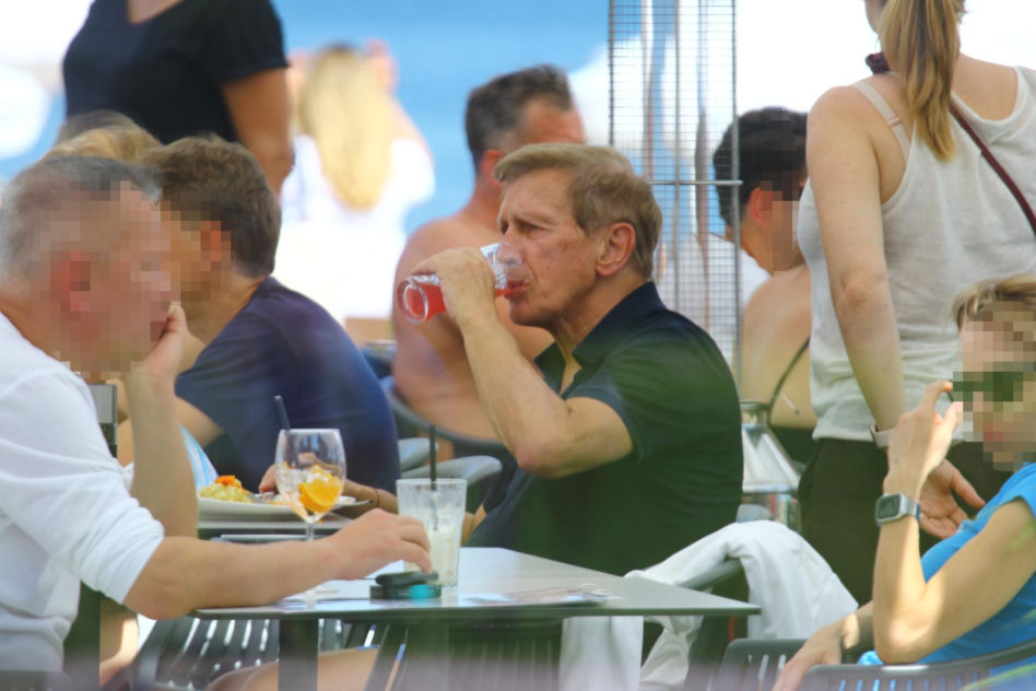 Jan Englert w Sopocie wystawił klatę do słońca