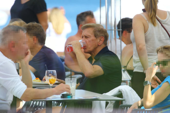 Jan Englert w Sopocie wystawił klatę do słońca