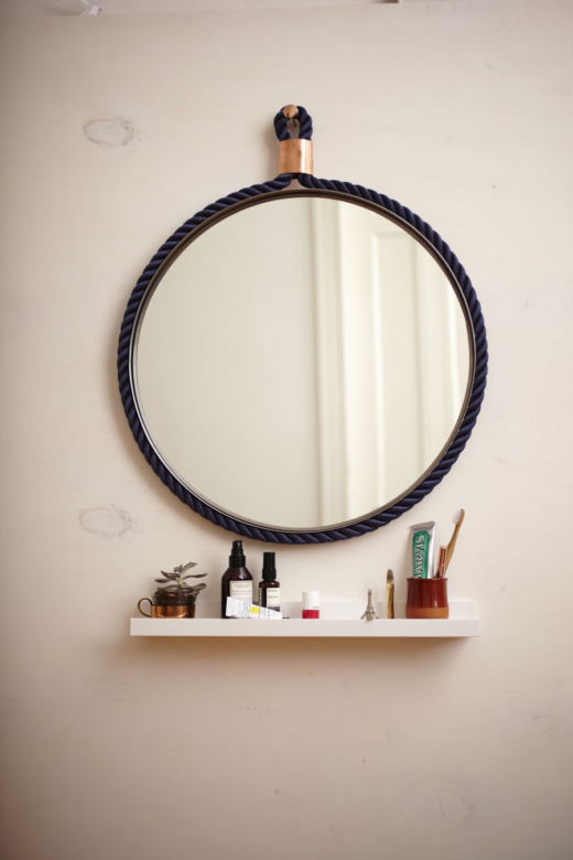 Duże lustro na ścianę. Jak zrobić lustro w stylu Hamptons? DIY
