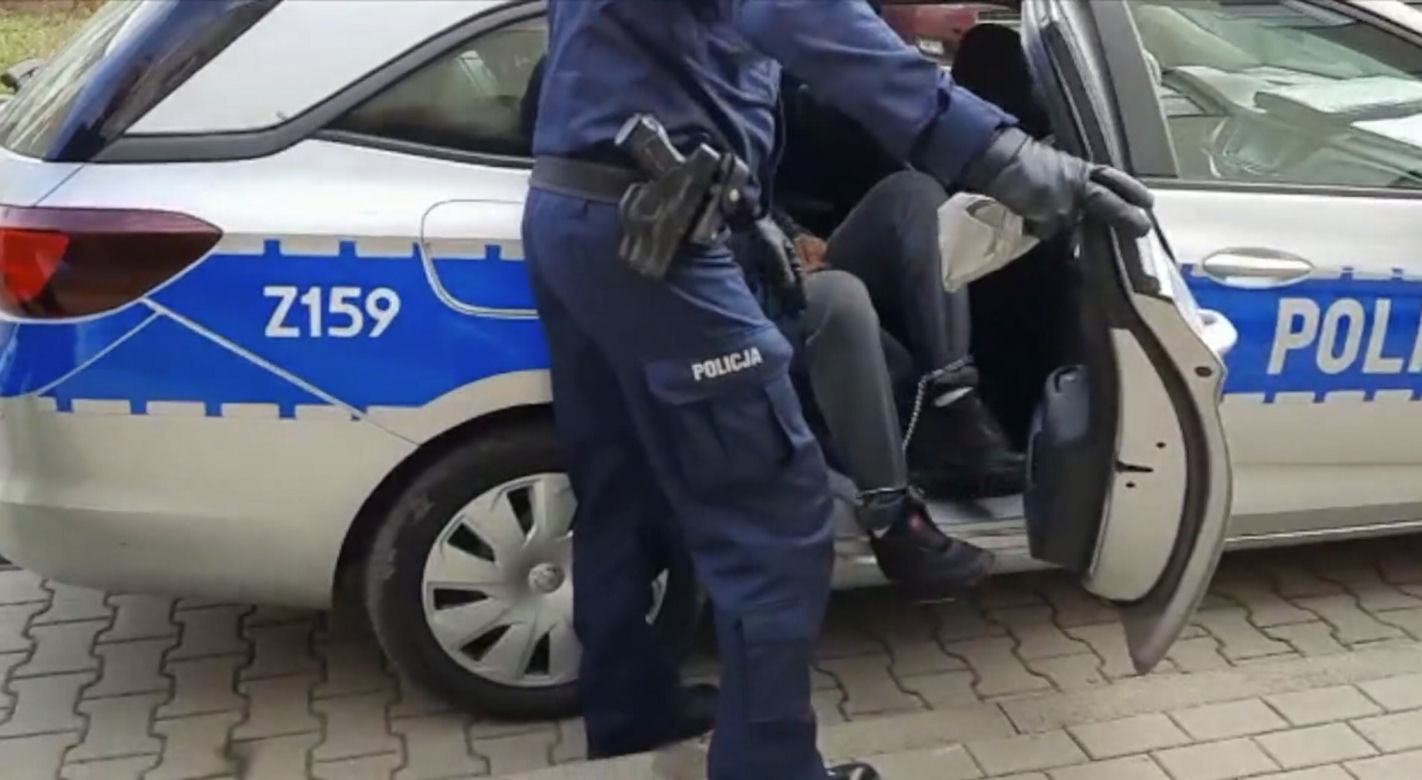 Miał do odsiadki 2 lata, teraz grozi mu nawet 10. Próbował rozjechać policjantów!