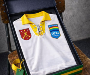 Okolicznościowa koszulka dla najhojniejszych darczyńców. Tęcza Kraśnik zbiera wsparcie w ramach Klubu 100