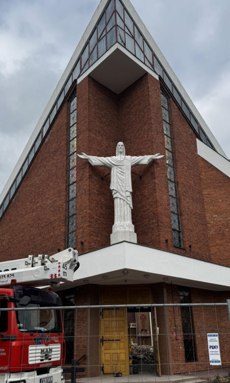 Potężny pożar strawił kościół. Pokruszony beton w miejscu ołtarza, dziura w ścianie w miejscu tabernakulum