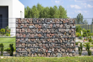 Gabiony - proste i eleganckie otoczenie domu. Jak zbudować ogrodzenie gabionowe?