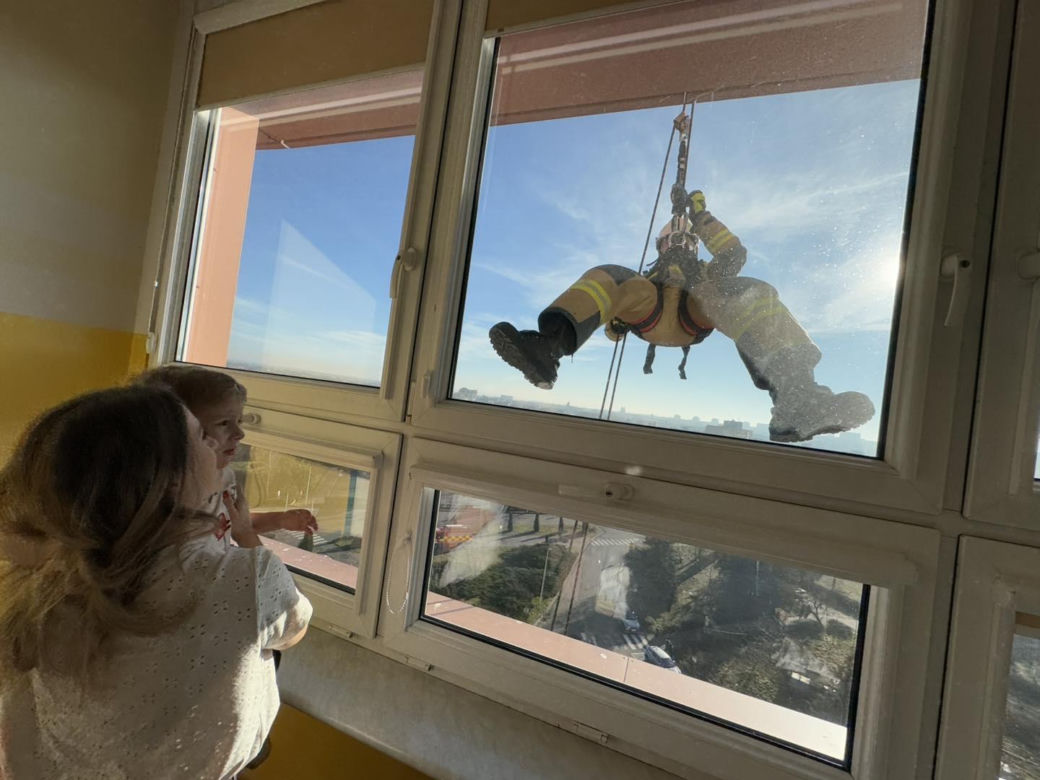 Kalisz. Superbohaterowie odwiedzili małych pacjentów „okrąglaka”. Alpiniści grają dla WOŚP