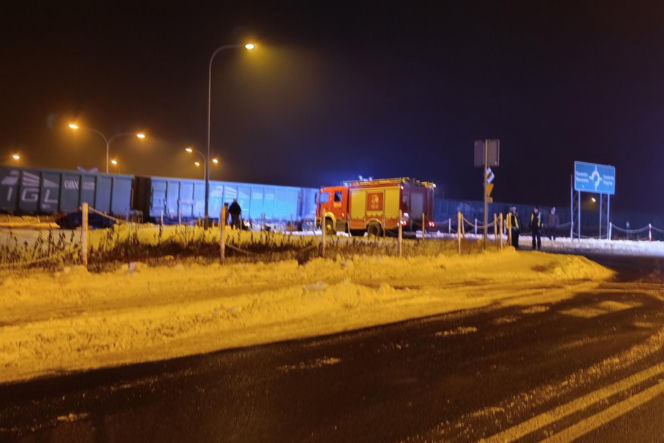 Zignorowała znak stop i wjechała pod pociąg! 40-latka cudem uniknęła śmierci